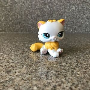 Littlest Pet Shop Cat / Kitten with red magnet